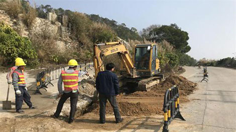 市东部供水公司有效推q^h口供水主q管