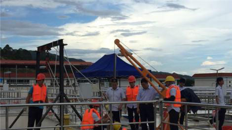 党员树模w先?炙热抢修保供水——市供水公司潼湖水厂抢修高效反应沉淀池搅拌机U实