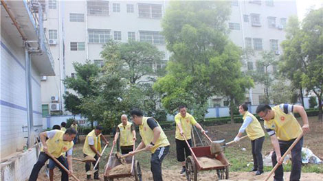 市供水公司志愿者服务队联合马安自来水公司开展志愿者服务活? /></a><br/><div>2018q??日，市供水公司志愿者服务队联合马安自来水公司（以下U“马安公司”）Q共同组l开展厂容厂貌美化整d愿服务活动。在市供水公司党委书记、董事长、ȝ理吴胜华的率领下Q包括该公司党委副书记、工会主席杨宝堂与副ȝ理罗新华、纪委书记郑^在内的市供水公司志愿者服务队和马安公司的全体职工?0余h参加了此ơ活动?/div><div style=