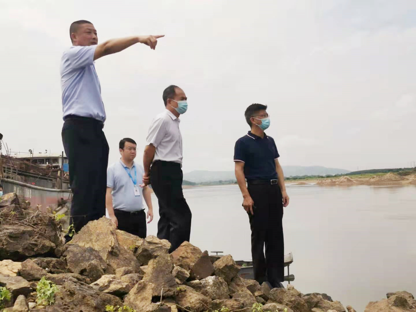 市水务集团董事长张国伟率队检查市东江河砂公司2019-3#采区河砂开采情? /></a><br/><div style=